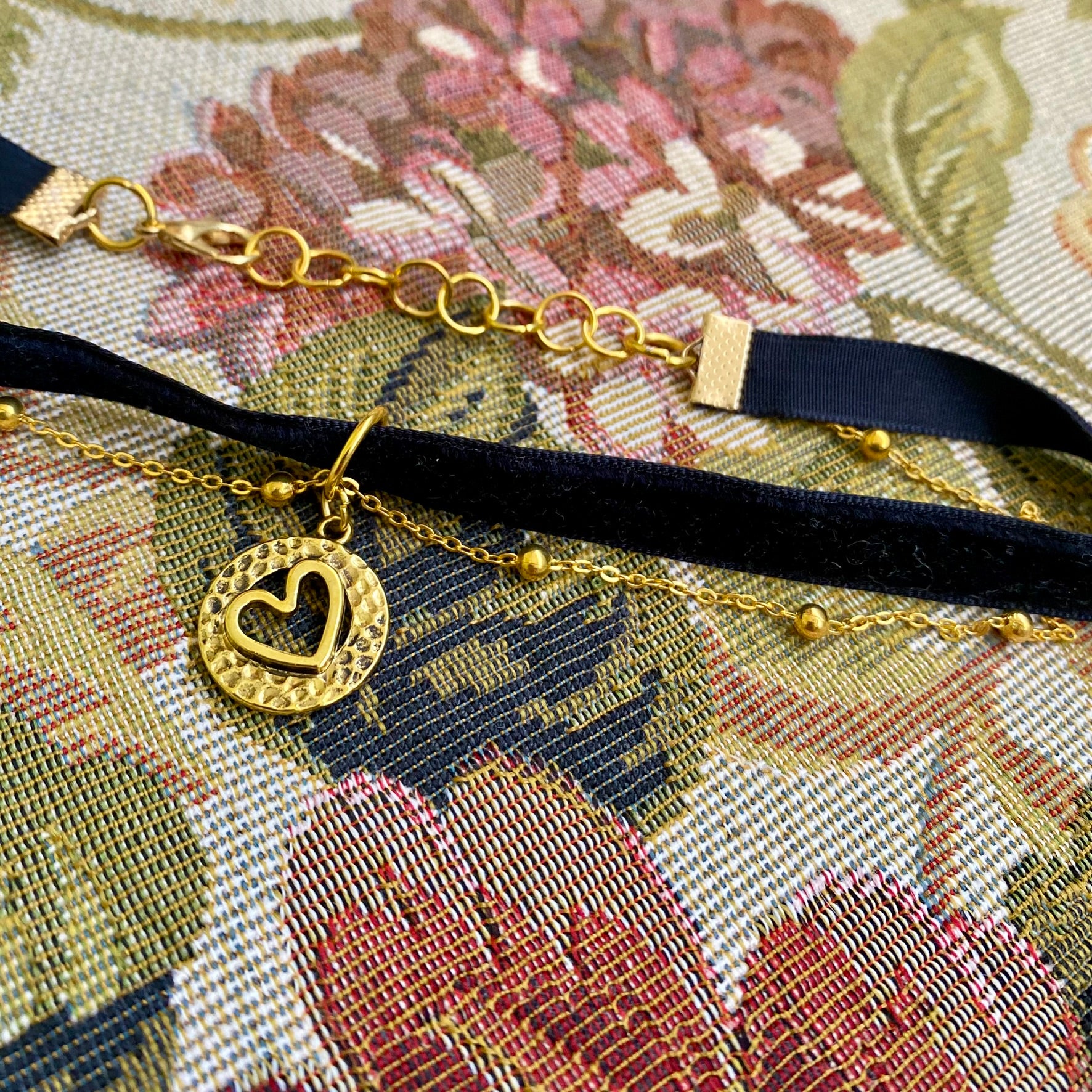 Collar Terciopelo Corazón Negro c/ Dorado