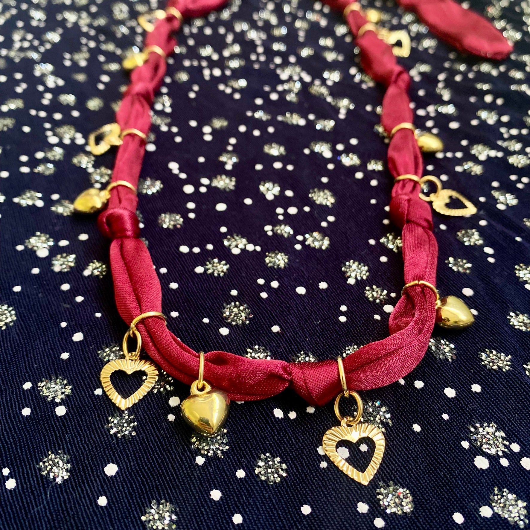 Collar Satinado Corazones Burdeo