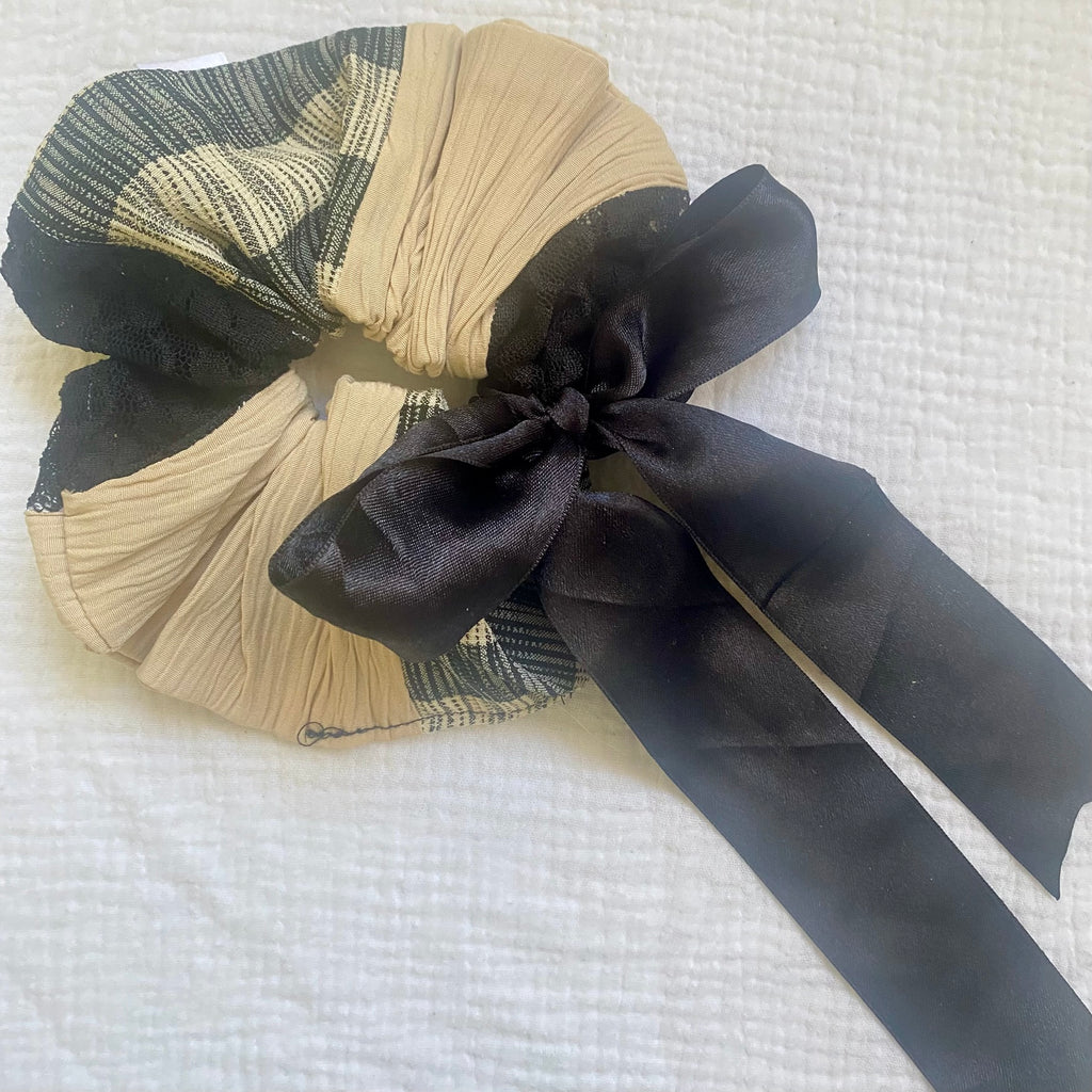 Scrunchie Patchwork Listón Beige c/ negro