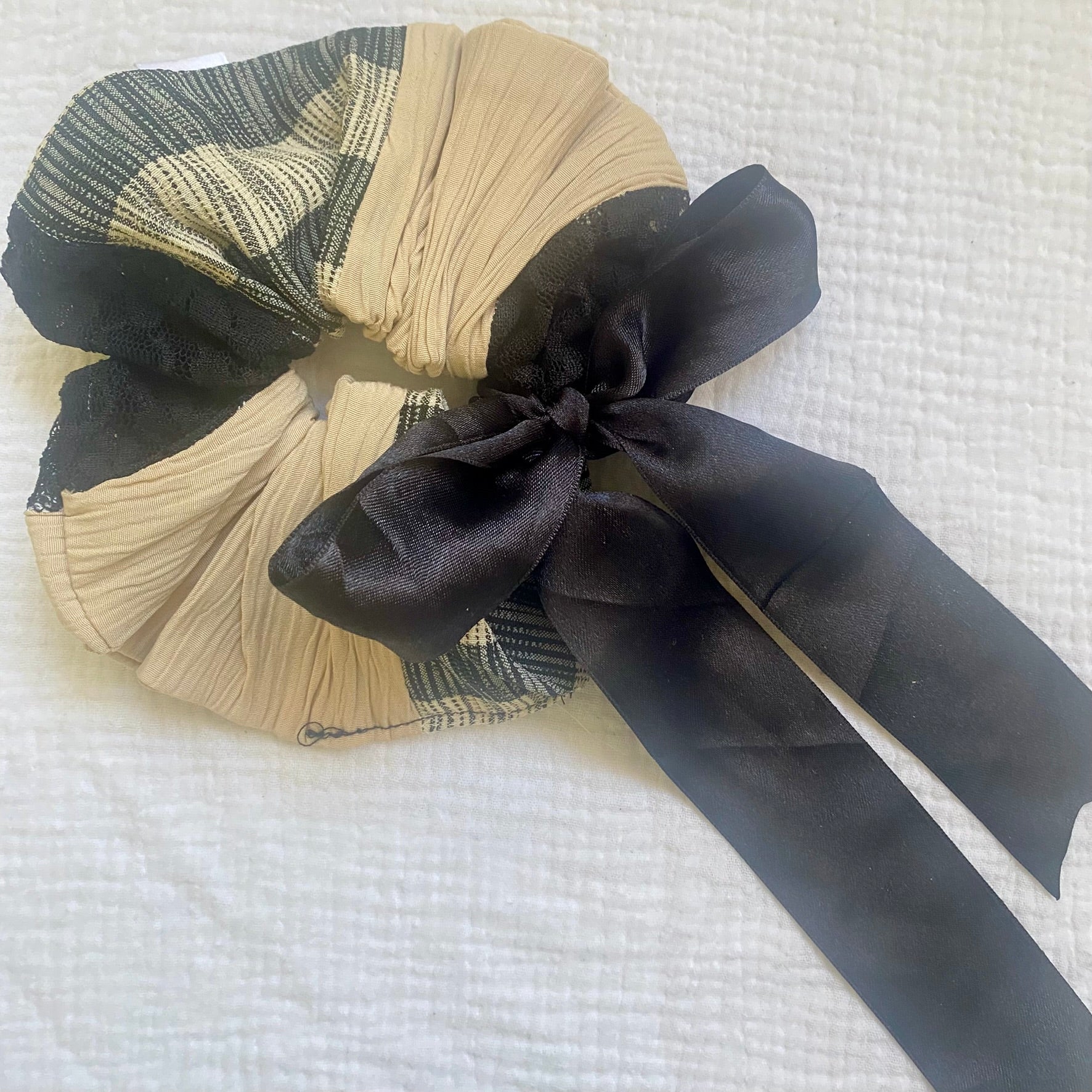 Scrunchie Patchwork Listón Beige c/ negro