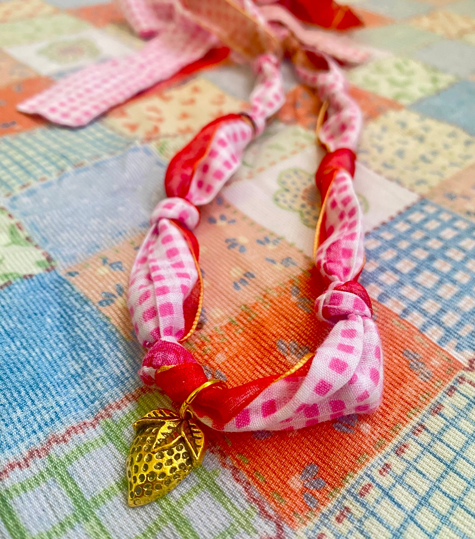 Collar Frutilla  Cuadros Rosado c/ Rojo y Dorado