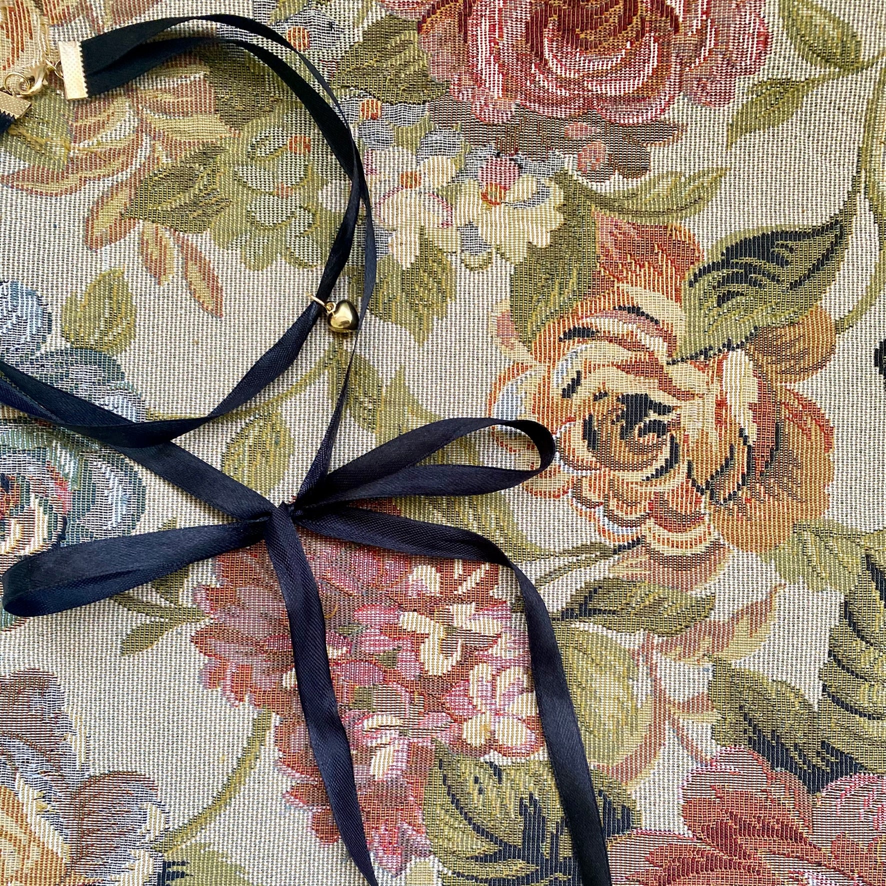 Collar Negro Listón Dorado