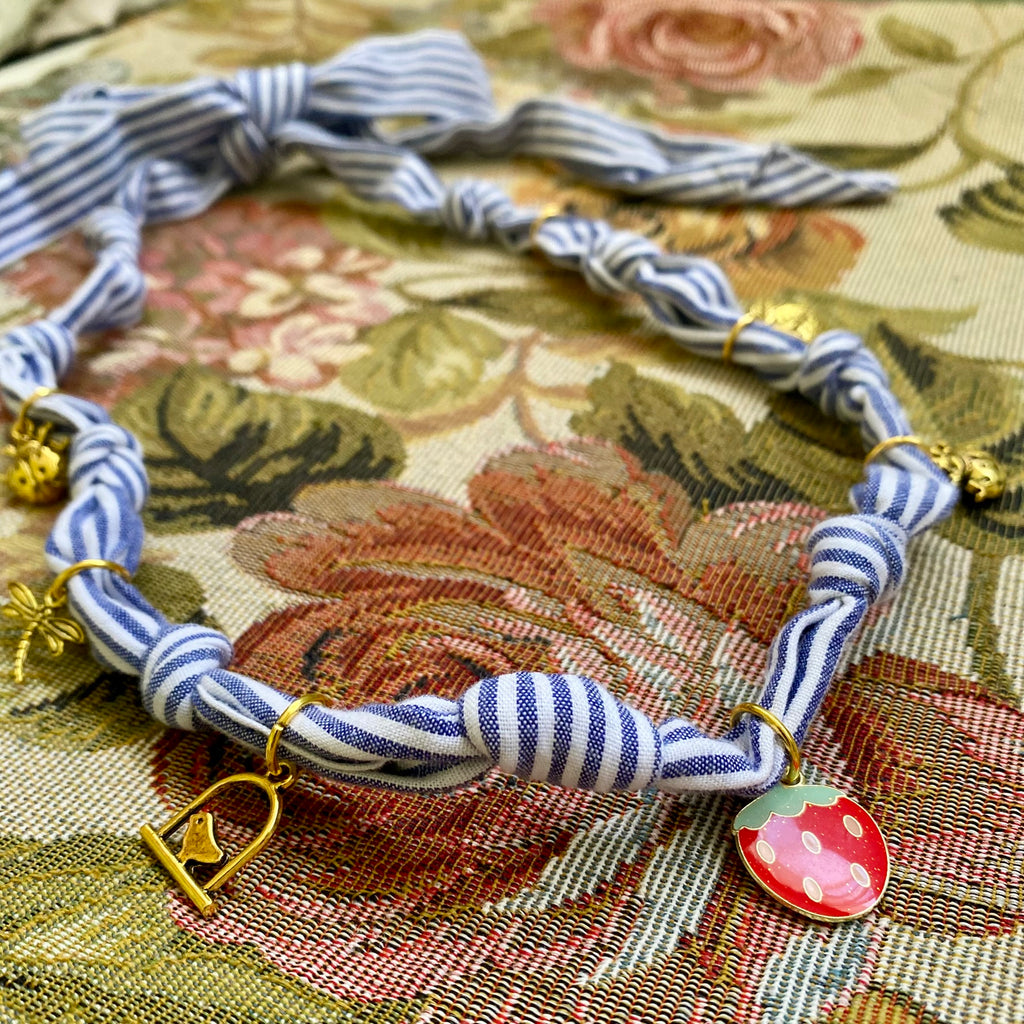 Collar rayado frutilla