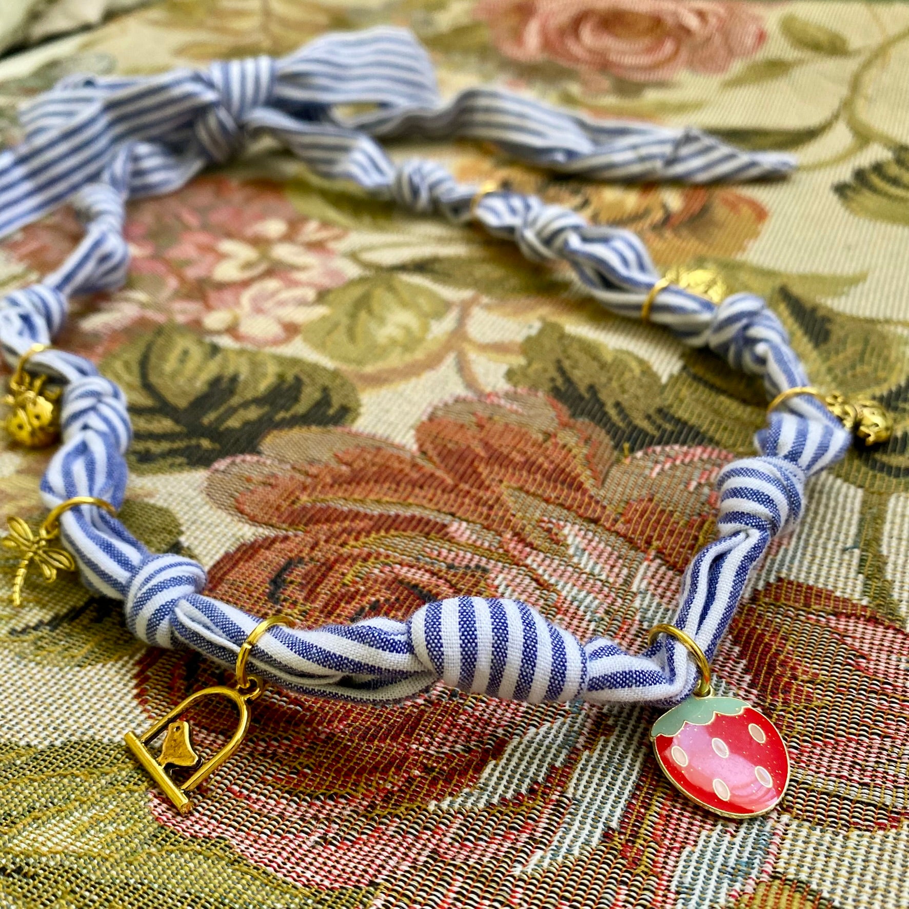 Collar rayado frutilla