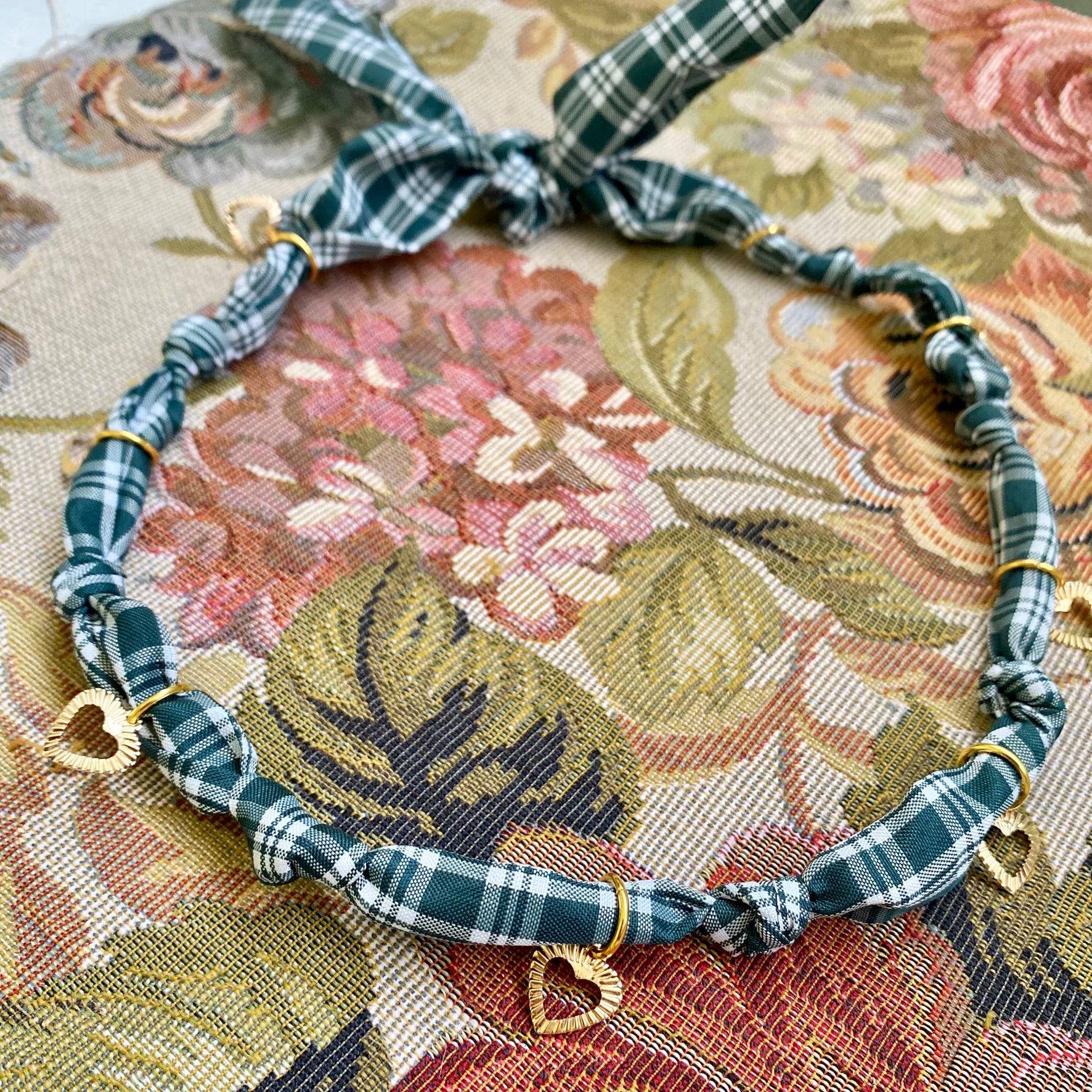 Collar Verde Cuadrillé Corazones
