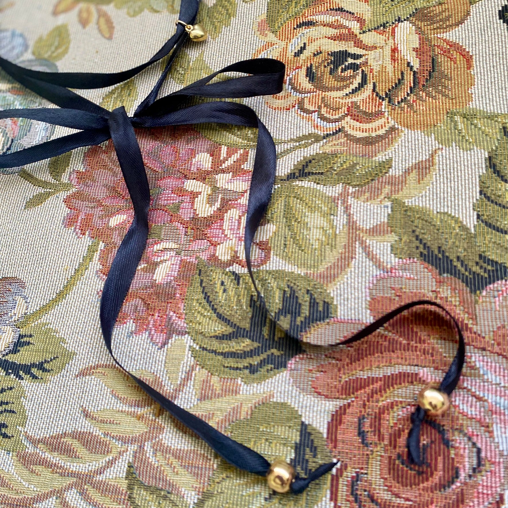 Collar Negro Listón Dorado