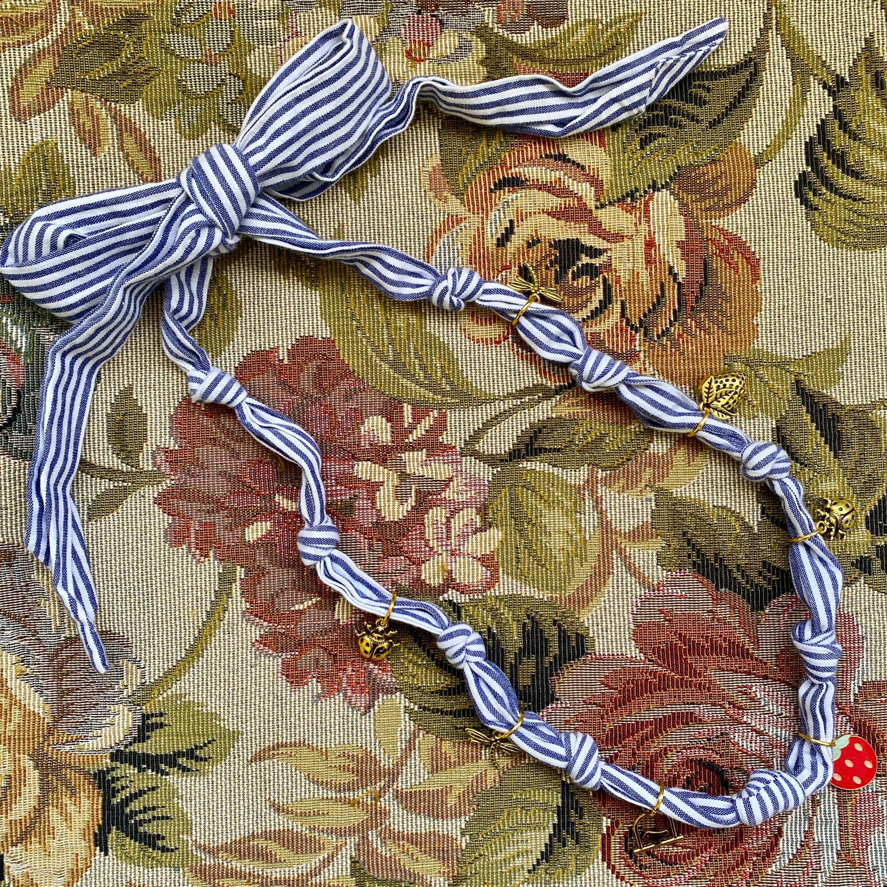 Collar rayado frutilla