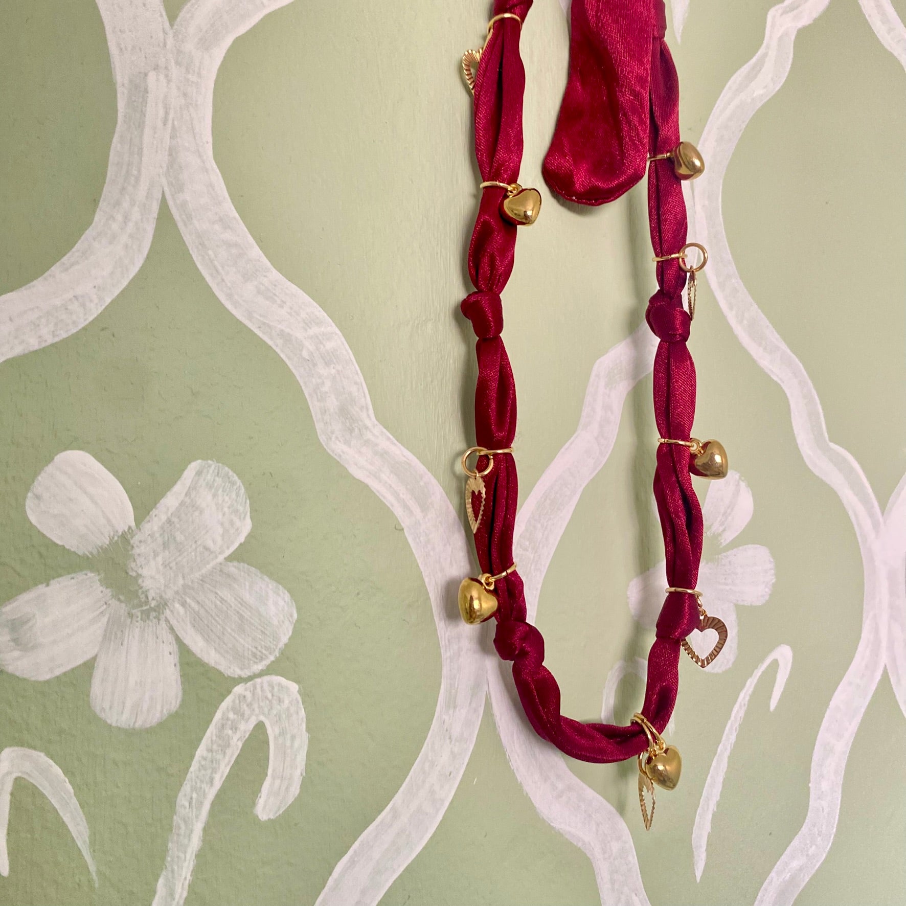 Collar Satinado Corazones Burdeo