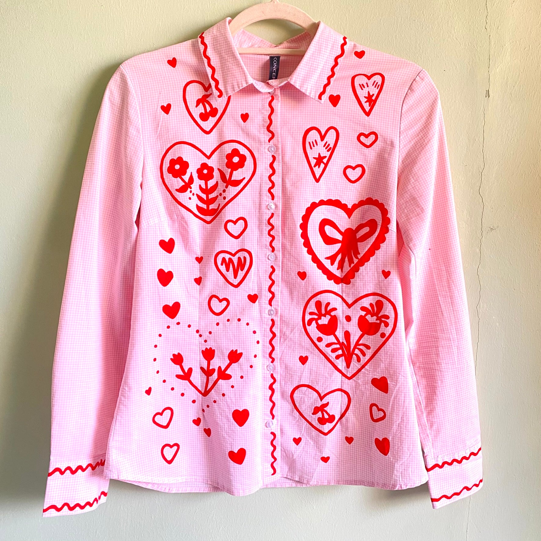 Blusa intervenida Corazones Rosada