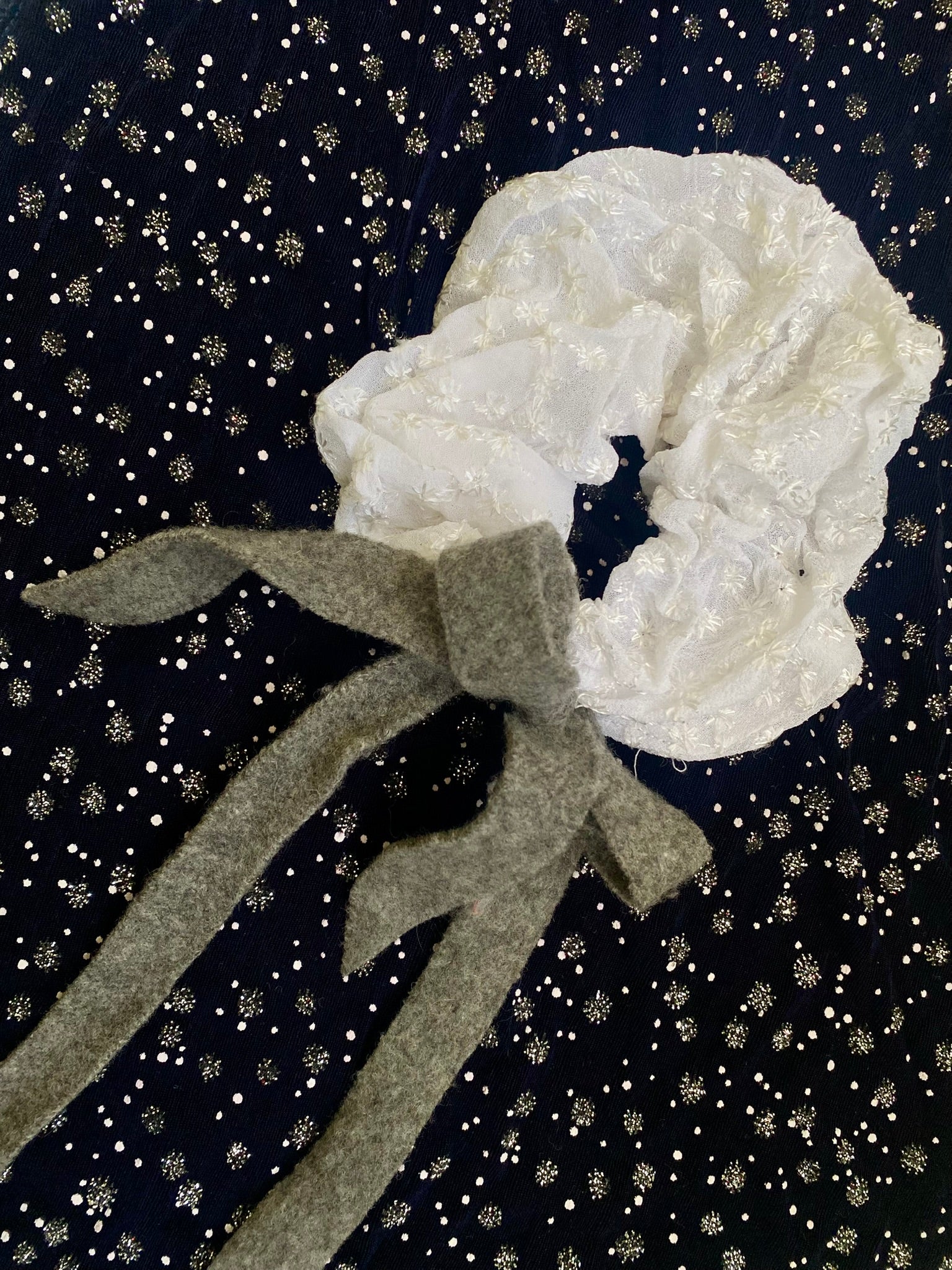 Scrunchie Bordado Listón Blanco c/ Gris