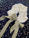 Scrunchie Bordado Listón Blanco c/ Gris