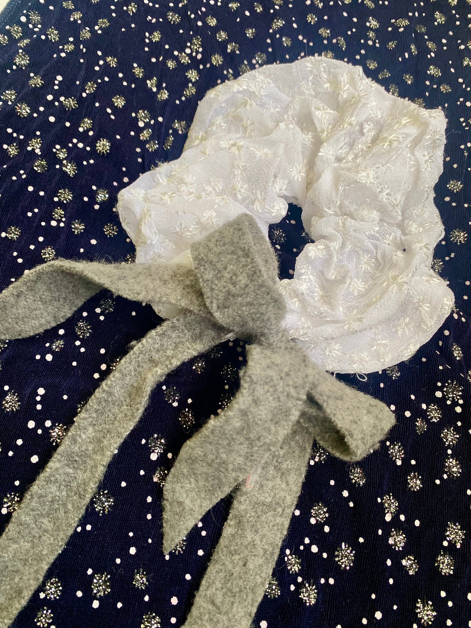 Scrunchie Bordado Listón Blanco c/ Gris