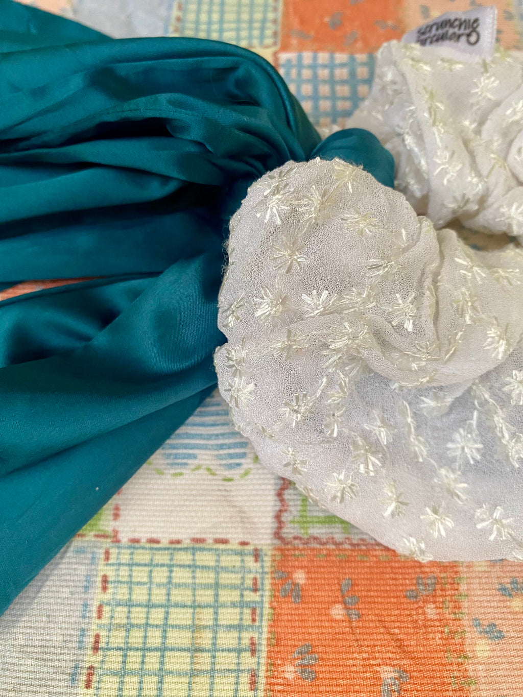 Scrunchie Bordado Listón Satinado Blanco c/ Turquesa