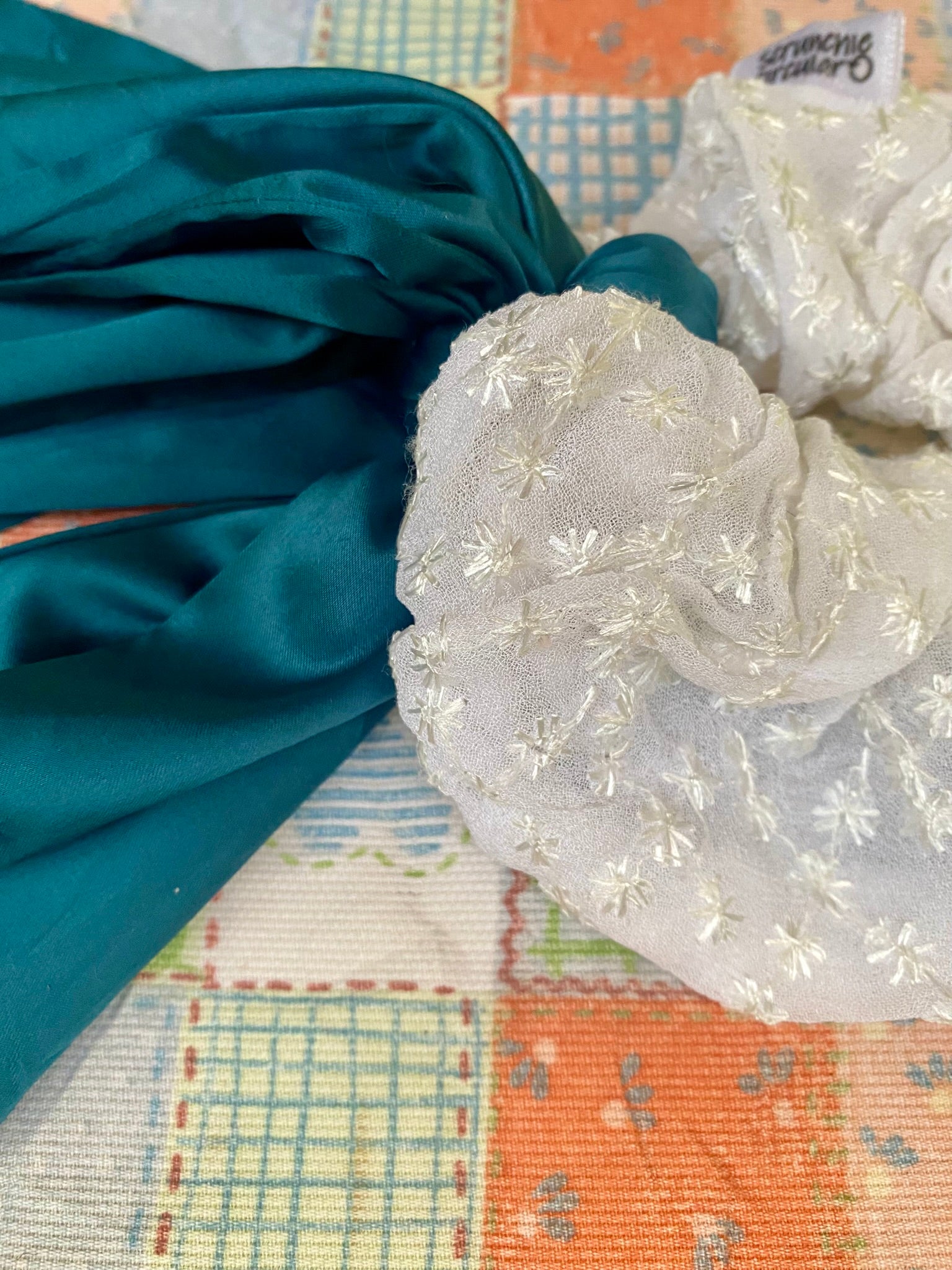 Scrunchie Bordado Listón Satinado Blanco c/ Turquesa
