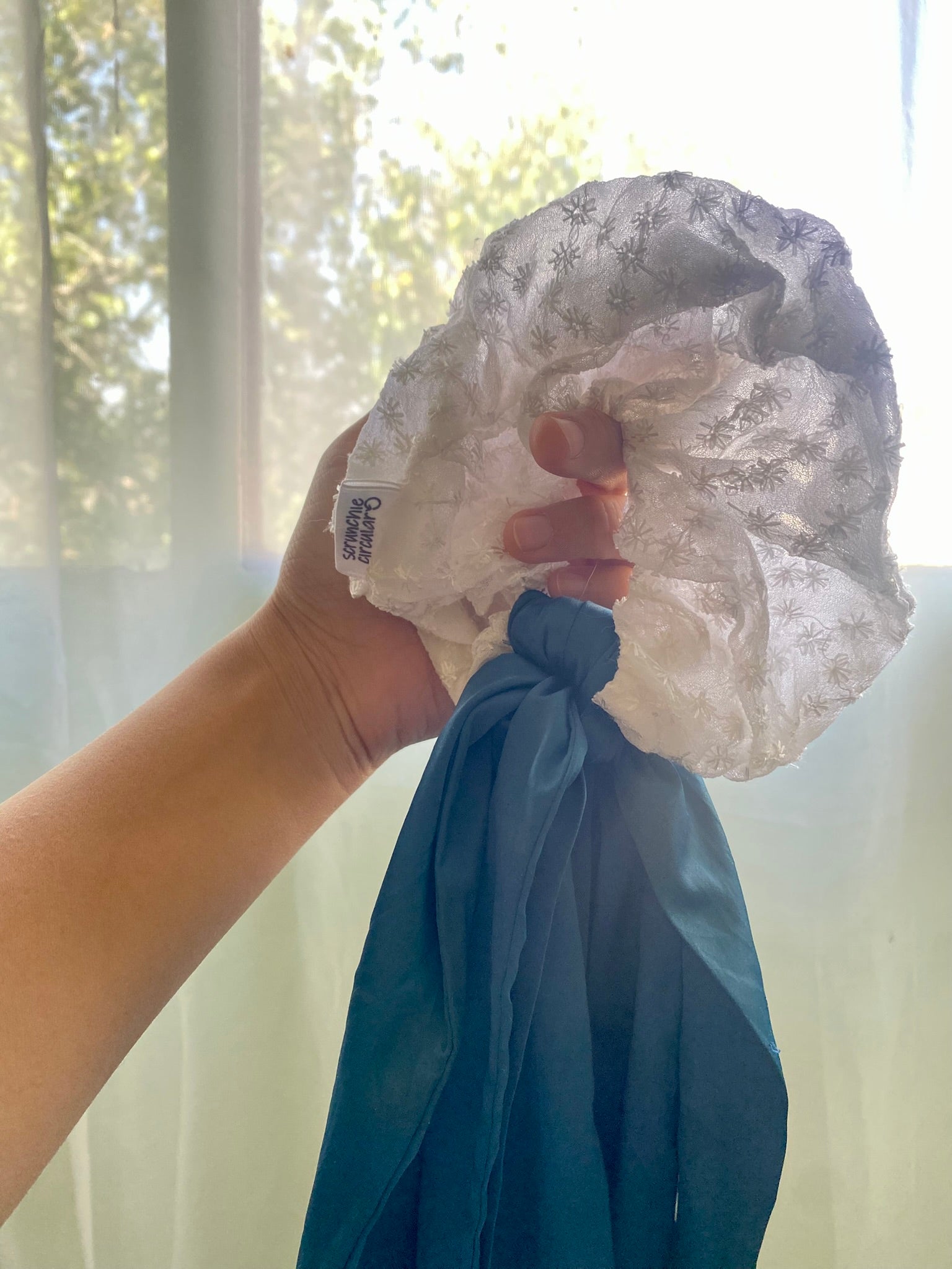 Scrunchie Bordado Listón Satinado Blanco c/ Turquesa