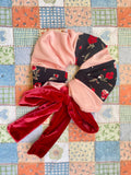 Scrunchie Patchwork Listón Rosas Terciopelo Rosado