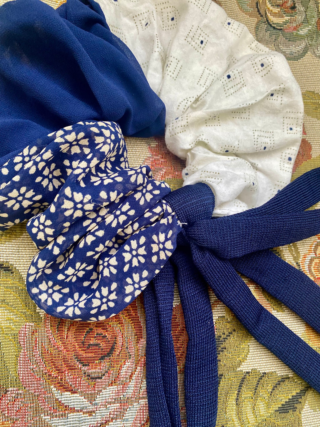 Scrunchie Patchwork Listón Azul c/ Blanco