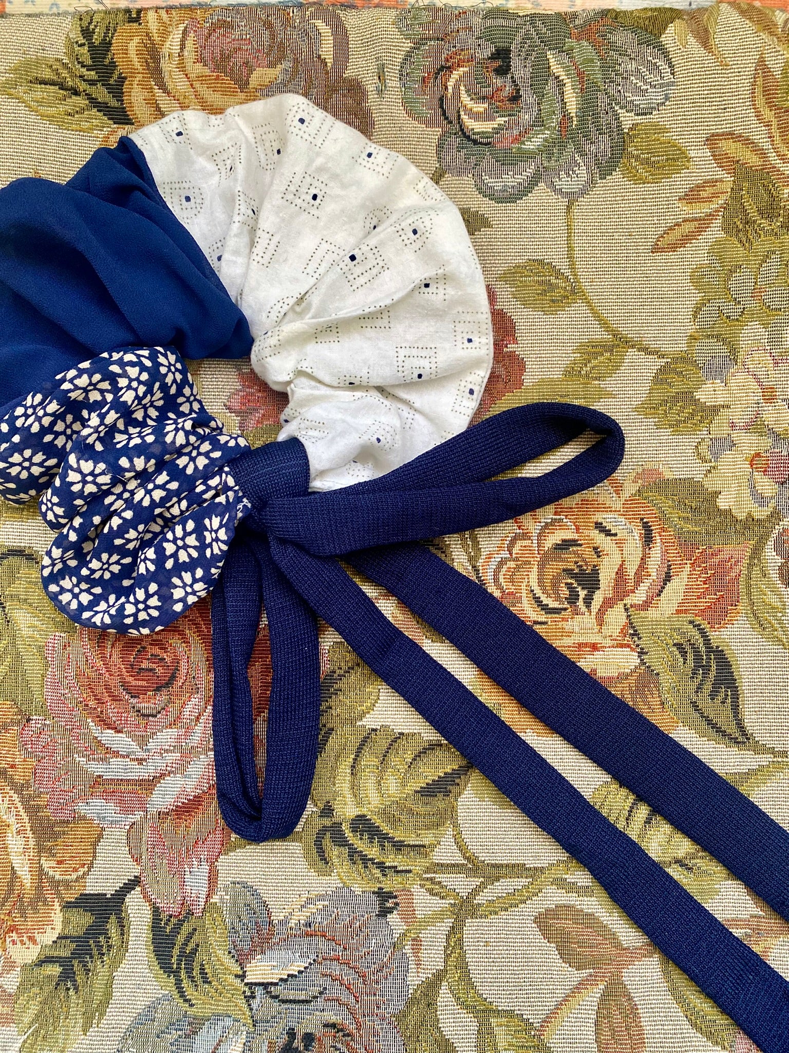 Scrunchie Patchwork Listón Azul c/ Blanco