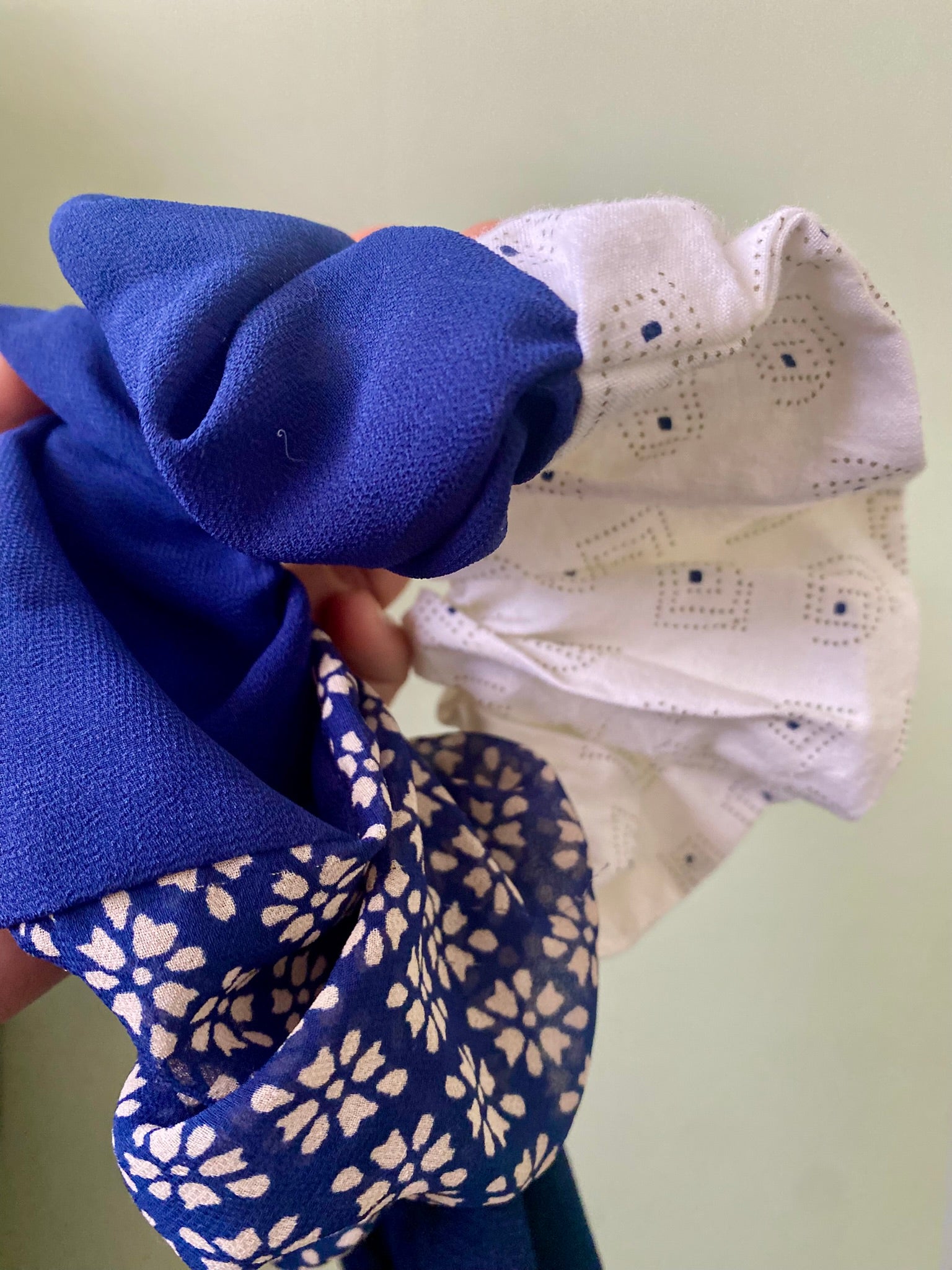 Scrunchie Patchwork Listón Azul c/ Blanco
