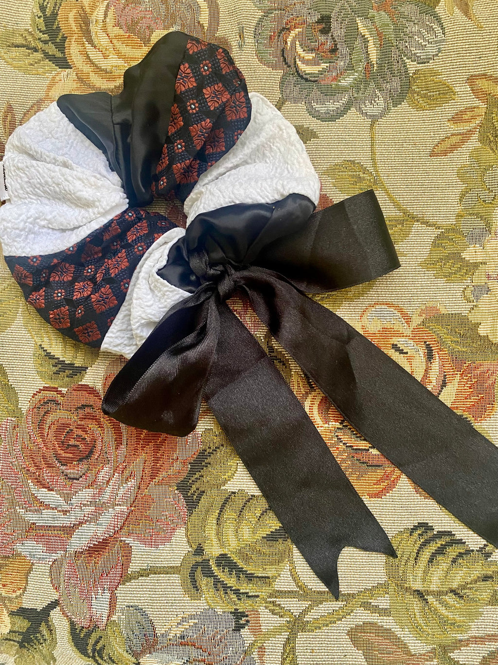 Scrunchie Patchwork Listón Blanco c/ Negro y Burdeo