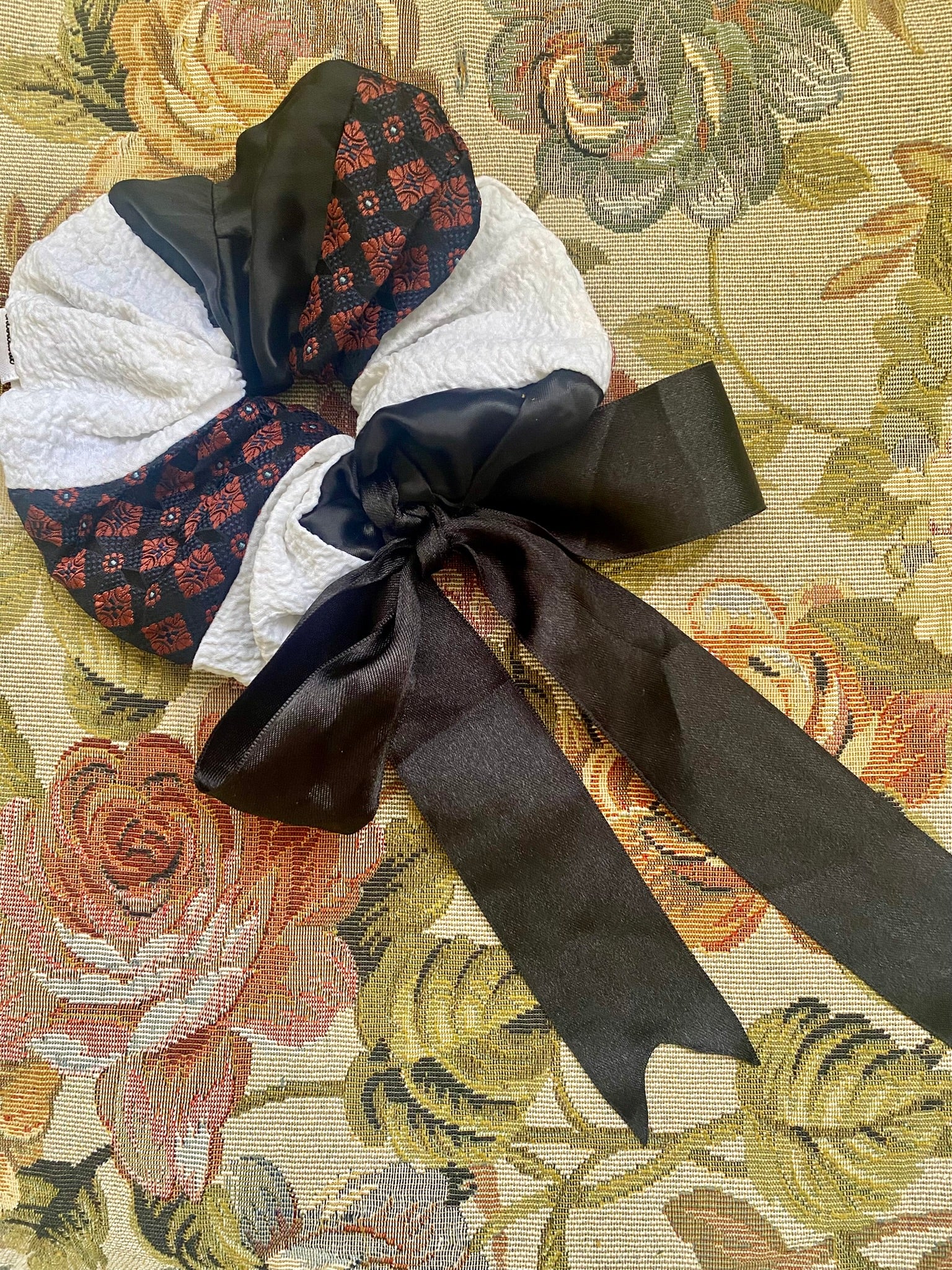 Scrunchie Patchwork Listón Blanco c/ Negro y Burdeo