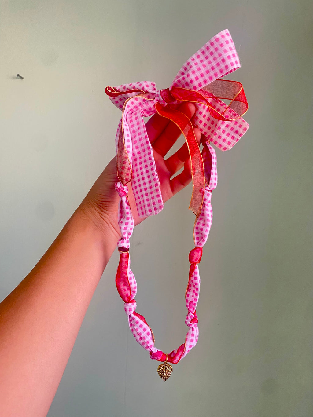 Collar Frutilla  Cuadros Rosado c/ Rojo y Dorado