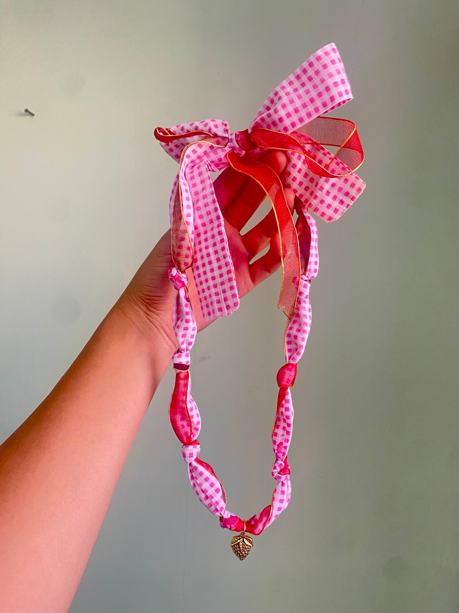 Collar Frutilla  Cuadros Rosado c/ Rojo y Dorado