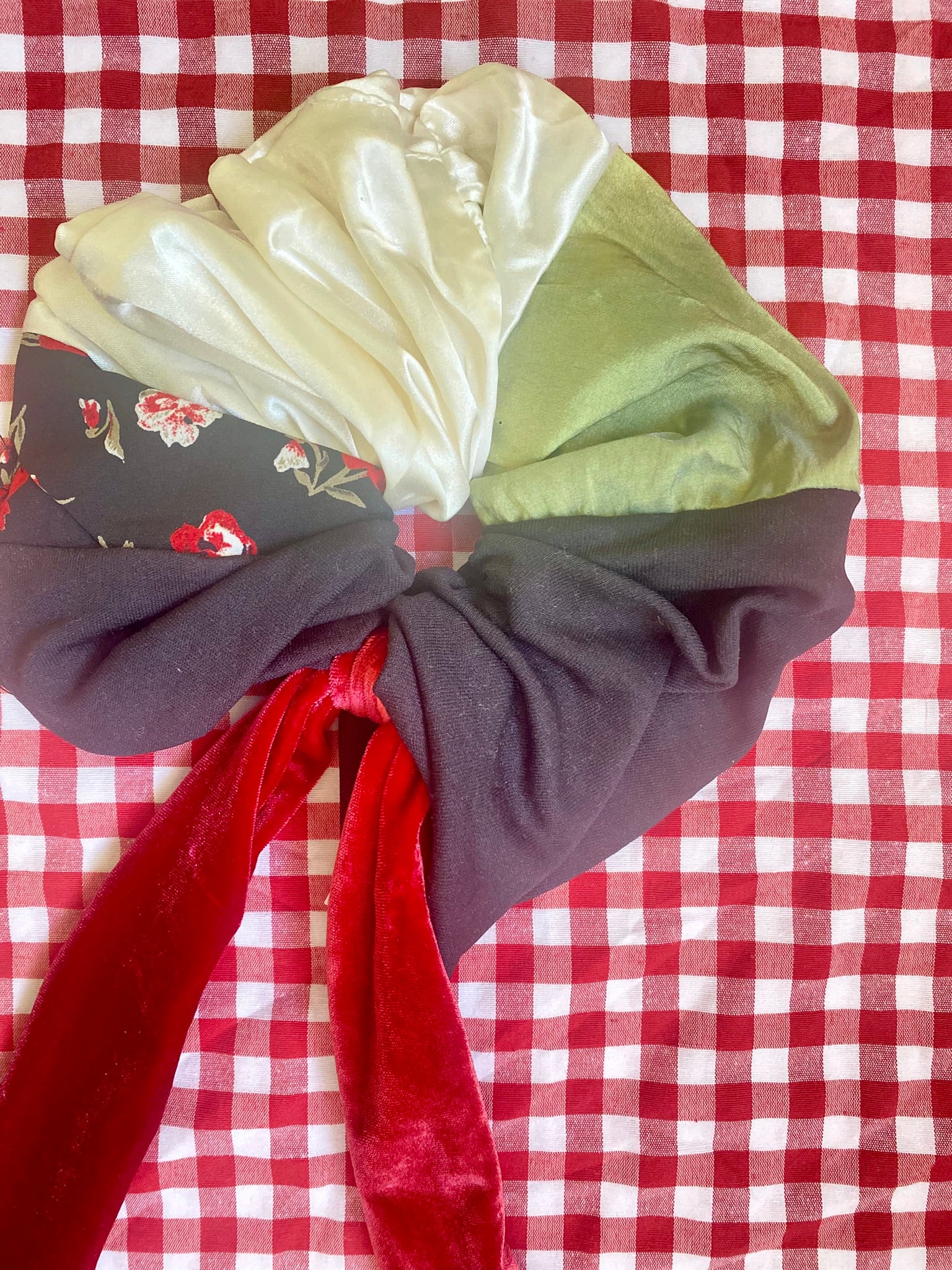 Scrunchie Patchwork Listón Verde c/ Rojo