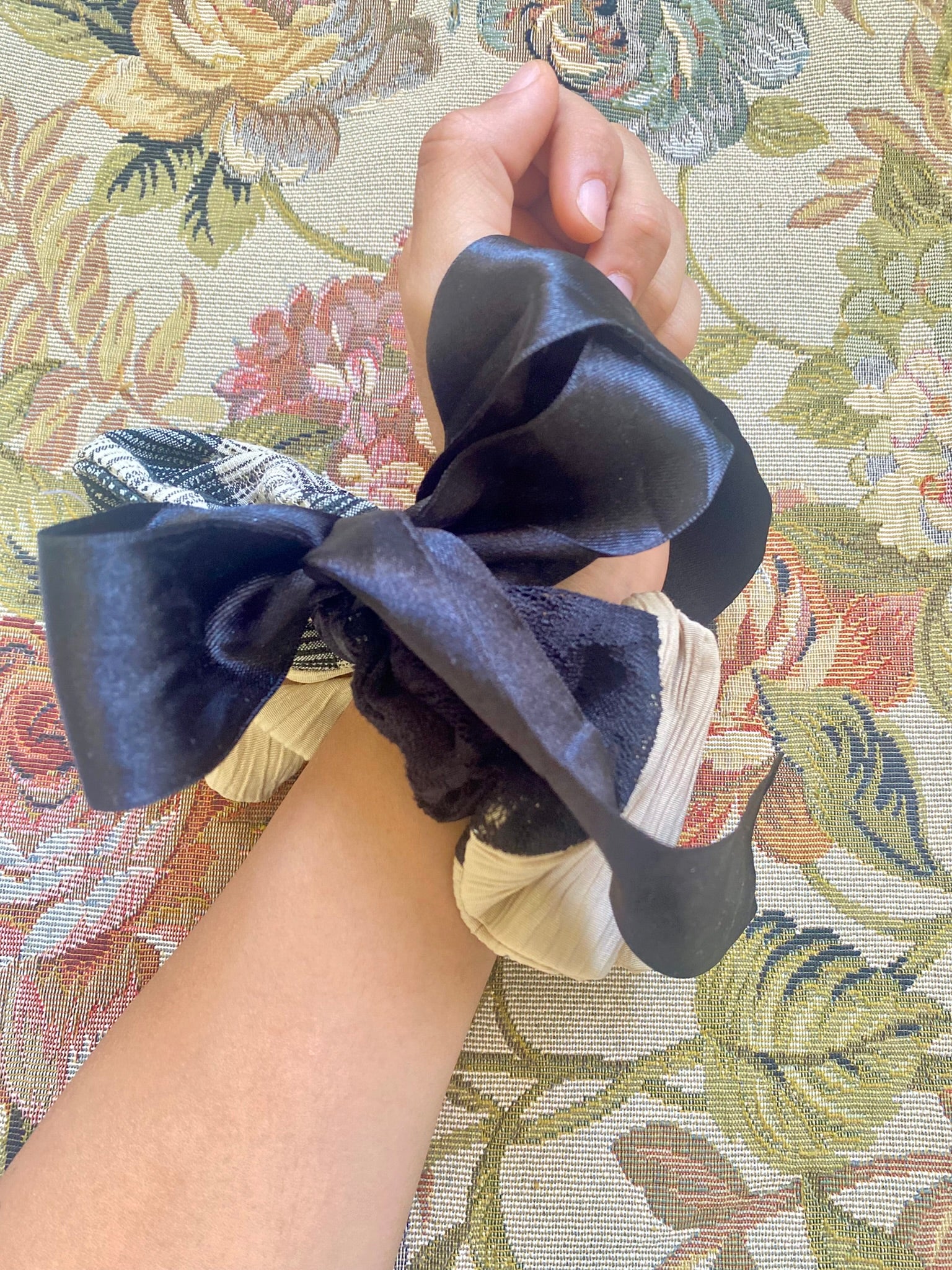 Scrunchie Patchwork Listón Beige c/ negro