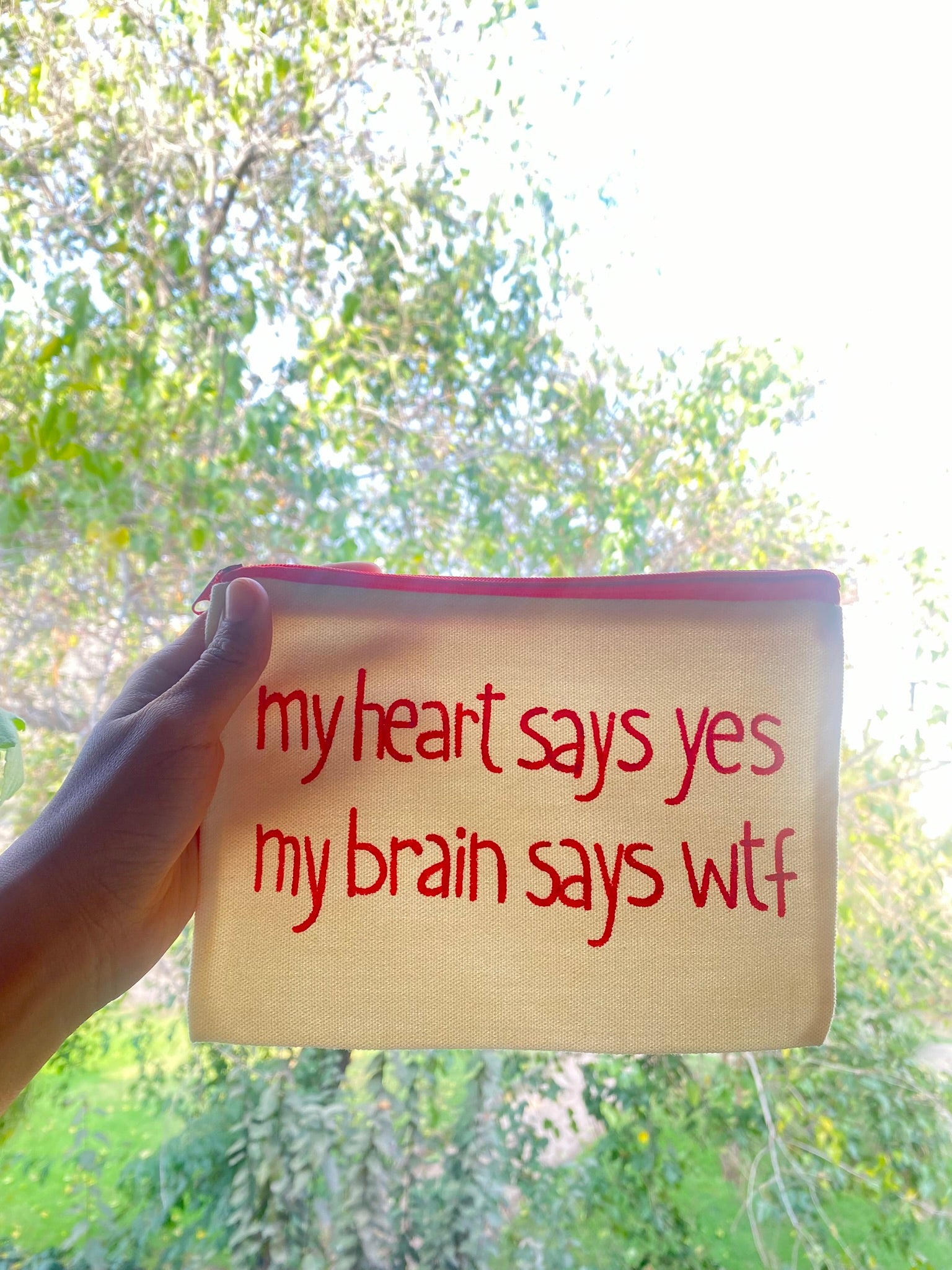 Estuche "My brain says wtf"